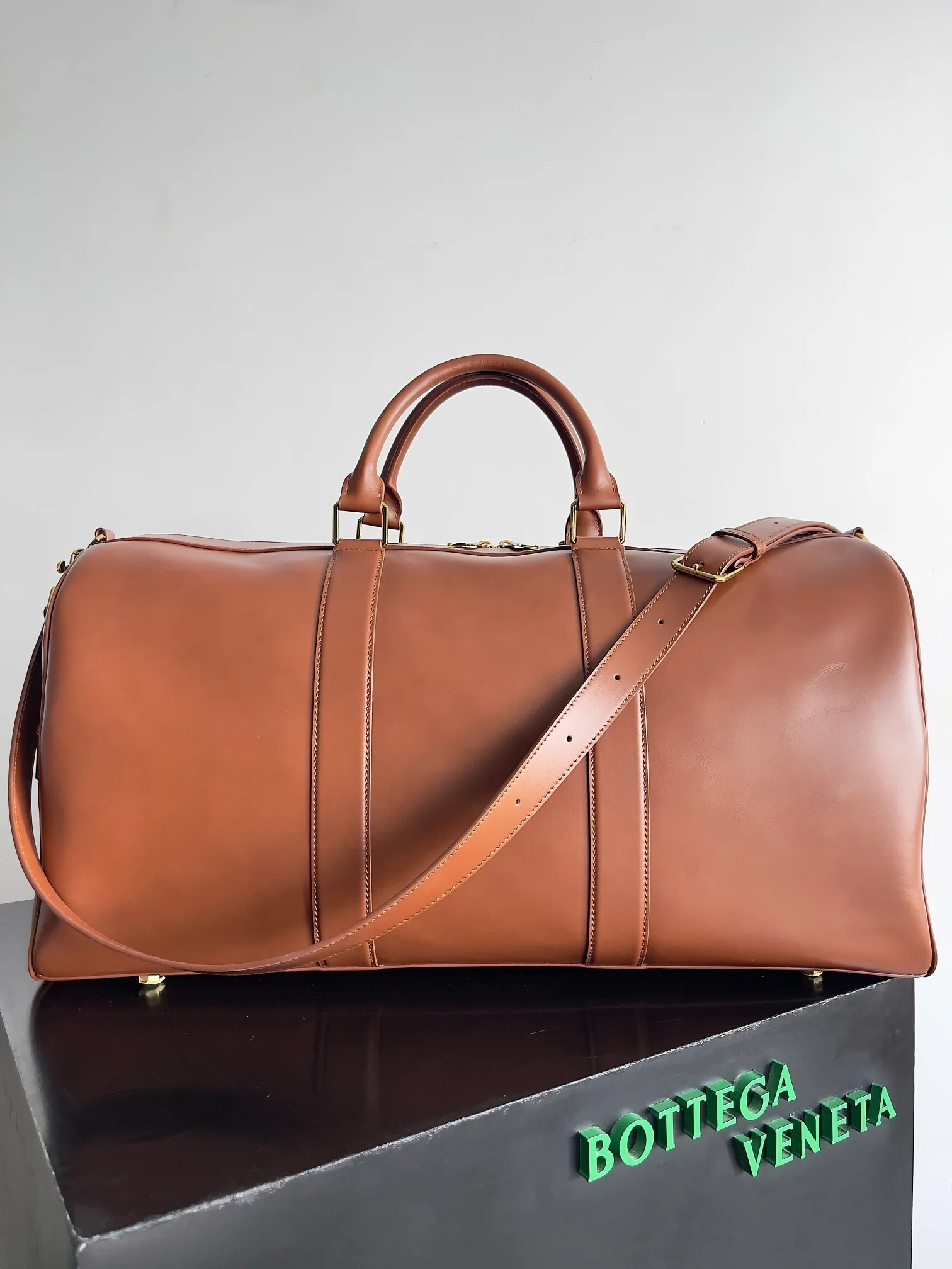 Batch 3240 Bottega Veneta's new travel bag is a super retro glossy leather travel bag with leather piping of the same color, equipped with handles and shoulder straps of the same color, double zipper closure, classic design, simple and elegant, the leather is soft and durable, and it adds a unique texture as time goes by. In terms of capacity, it can fully meet daily needs, and its practicality is perfect💯. Carrying it on your back will always turn heads when you go out. Style number: 795287 (650066) Size: 55*29*24cm